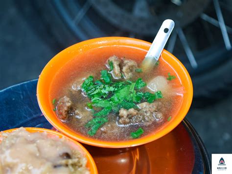 三條路|【萬華美食】三條路油飯排骨酥湯，深夜兩點半就開始營業三輪餐。